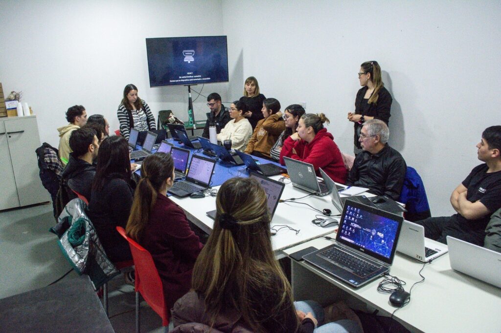 LA ESCUELA MUNICIPAL DE EMPRENDEDORES DE RÍO GRANDE INCORPORÓ FORMACIÓN DE IA