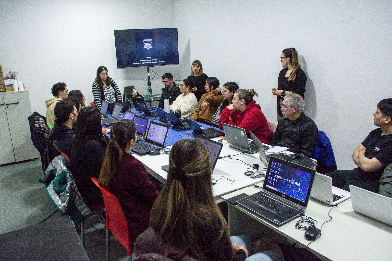 LA ESCUELA MUNICIPAL DE EMPRENDEDORES DE RÍO GRANDE INCORPORÓ FORMACIÓN DE IA